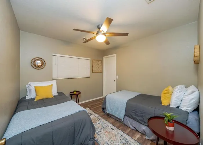 Near Kino, 4 Bedroom 2 Ba, Fenced, Outdoor Patio *